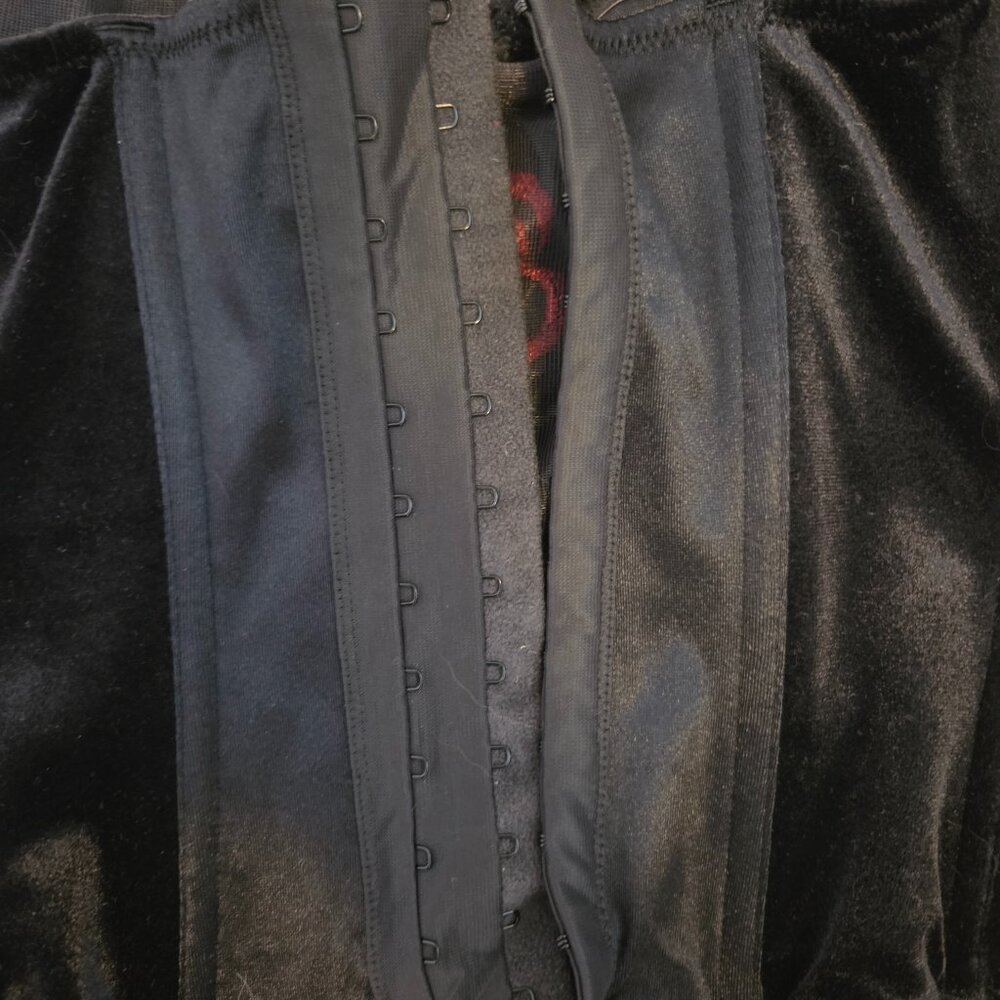 Vintage Victoria'Secret Black Velvet corset with rose embroidery & tassel fringe - Picture 5 of 8